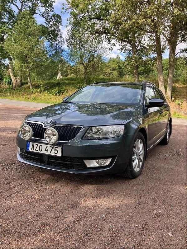 Grå Begagnad 2016 Skoda Octavia Ambition Kombi | 113 000 kr (Marknadspris) - Bild 1/4