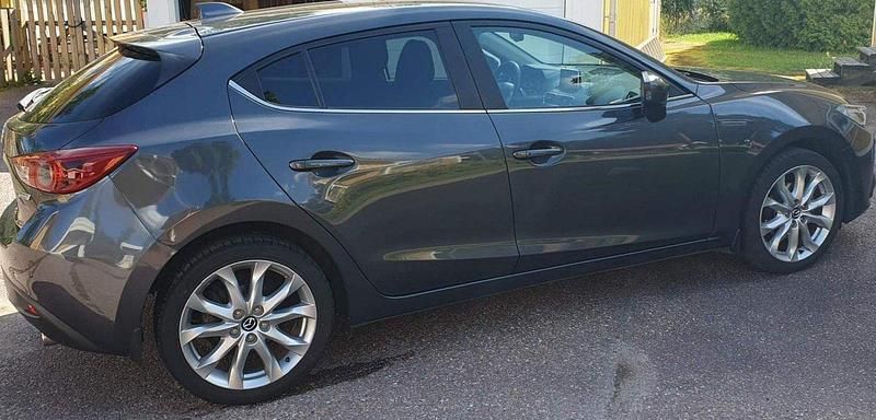 Grå Begagnad 2015 Mazda 3 Inclusive Halvkombi | 55 000 kr (Marknadspris) - Bild 1/4