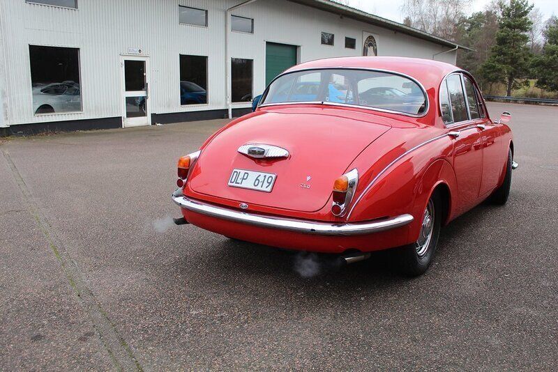 Begagnad Jaguar MK II 141 HK (103 kW) 1968 Jaguar signal red Sedan