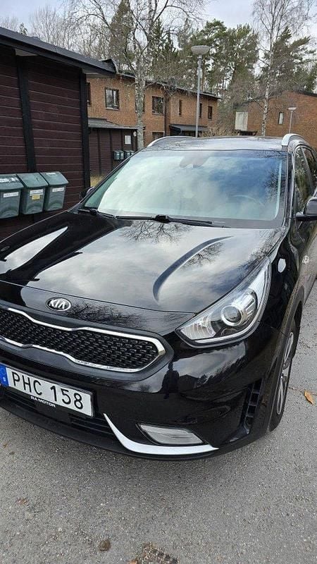 Svart Begagnad 2017 Kia Niro Advance SUV | 177 900 kr (Marknadspris) - Bild 1/4