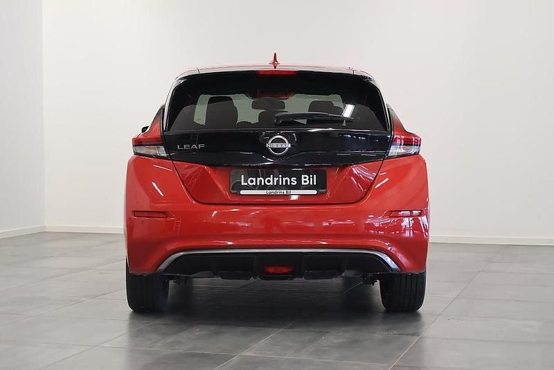 Begagnad Nissan Leaf 110 kW (150 HK) 2022 Röd Halvkombi