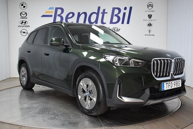 Grön Begagnad 2023 BMW iX1 Comfort Edition SUV | 394 500 kr (Superpris) - Bild 1/4