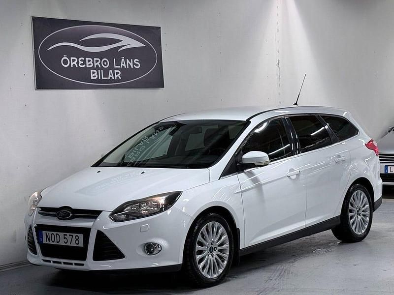 Vit Begagnad 2015 Ford Focus Kombi | 74 900 kr (Marknadspris) - Bild 1/4
