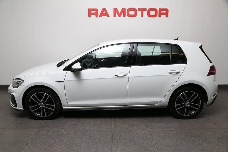 Begagnad VW Golf VIII GTE 204 HK (150 kW) 2020 Vit Halvkombi