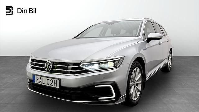 Silver Begagnad 2023 VW Passat GTE Kombi | 279 500 kr (Bra pris) - Bild 1/4