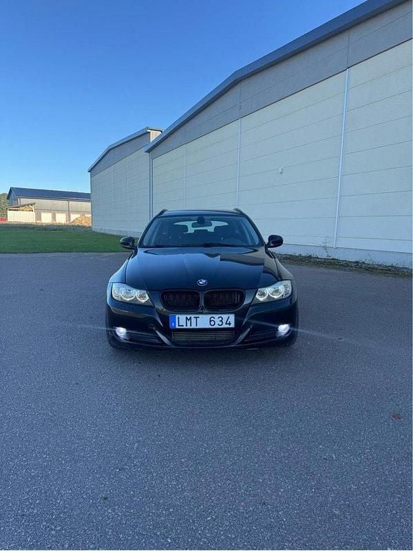 Svart Begagnad 2011 BMW 320 Comfort Edition Kombi | 68 000 kr (Bra pris) - Bild 1/4