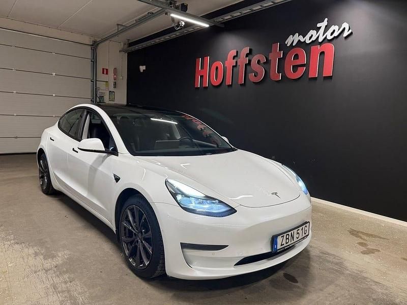 Vit Begagnad 2021 Tesla Model 3 Long Range AWD Sedan | 289 900 kr (Marknadspris) - Bild 1/4