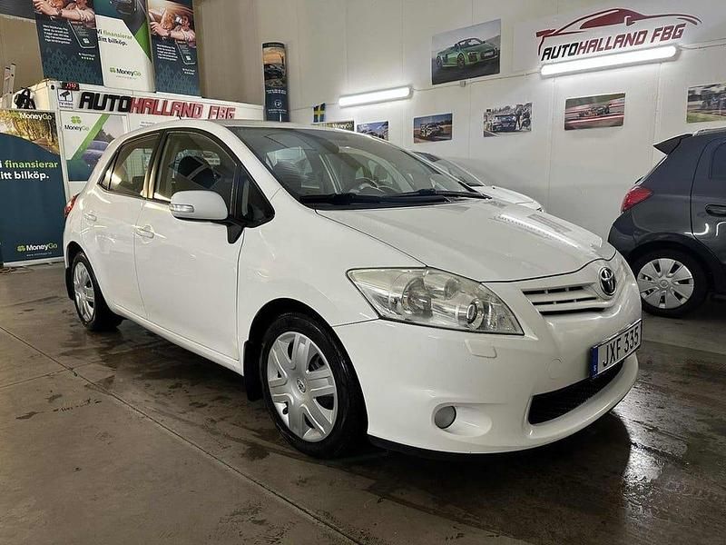 Vit Begagnad 2011 Toyota Auris Plus Halvkombi | 54 900 kr (Lite dyr) - Bild 1/4