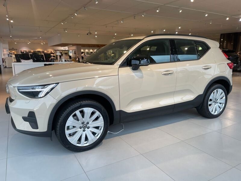 Begagnad Volvo EX40 Core 188 kW (256 HK) 2024 Brun SUV