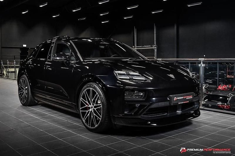 Svart Begagnad 2025 Porsche Macan Turbo SUV | 1 350 000 kr (Marknadspris) - Bild 1/4