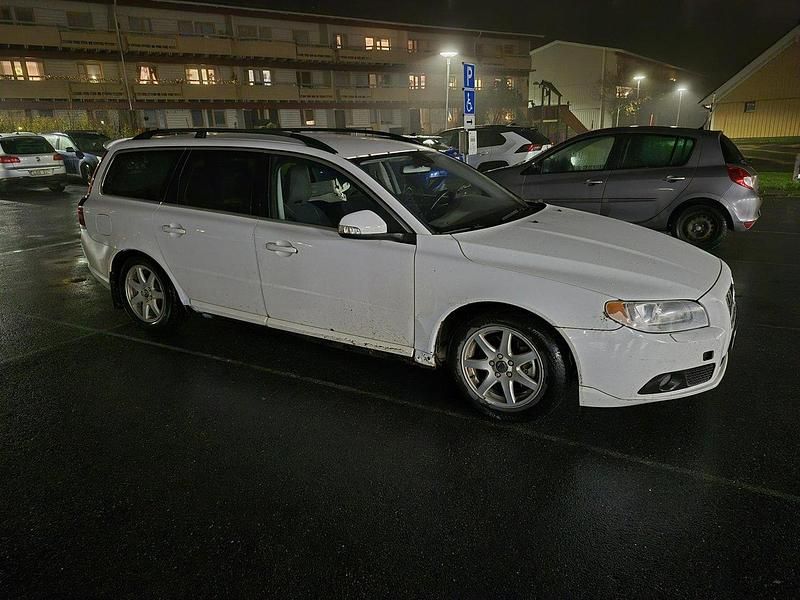 Vit Begagnad 2011 Volvo V70 Momentum Kombi | 38 500 kr (Bra pris) - Bild 1/4