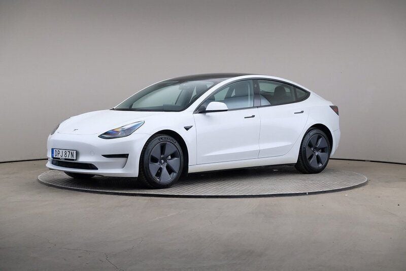 Vit (multicoat vit (pärl)) Begagnad 2023 Tesla Model 3 Long Range Sedan | 369 000 kr (Marknadspris) - Bild 1/4