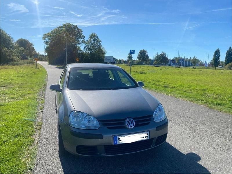 Grå Begagnad 2005 VW Golf IV Trendline Halvkombi | 18 000 kr (Marknadspris) - Bild 1/4