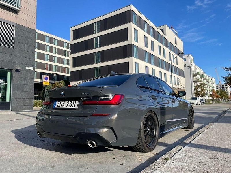 Grå Begagnad 2019 BMW 330 M Sport Sedan | 355 000 kr (Marknadspris) - Bild 1/4