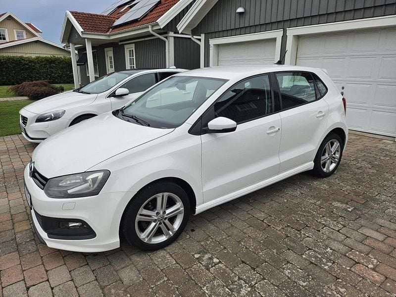 Vit Begagnad 2014 VW Polo R-line Halvkombi | 89 900 kr (Marknadspris) - Bild 1/4