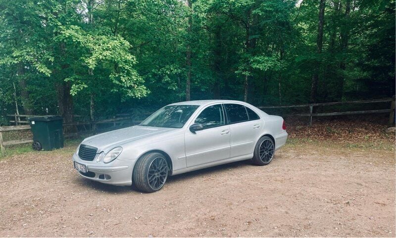 Silver Begagnad 2006 Mercedes E280 Classic Sedan | 40 000 kr (Bra pris) - Bild 1/4