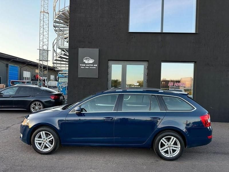 Begagnad Skoda Octavia Ambition 111 HK (81 kW) 2015 Blå Kombi
