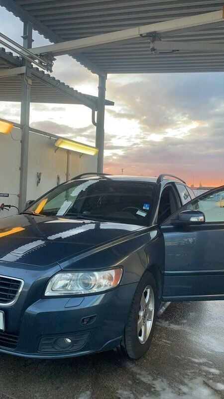 Blå Begagnad 2009 Volvo V50 Momentum Kombi | 38 500 kr (Bra pris) - Bild 1/2