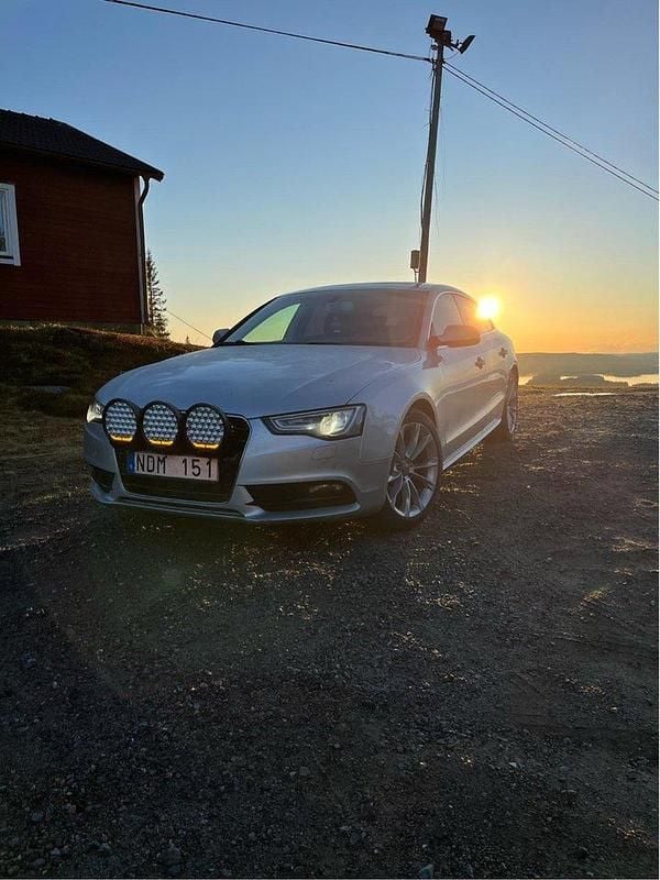 Silver Begagnad 2013 Audi A5 Sportback Comfort Halvkombi | 110 000 kr (Bra pris) - Bild 1/4