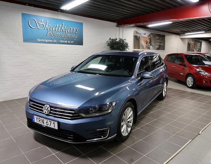 Blå Begagnad 2017 VW Passat GTE Kombi | 124 000 kr (Bra pris) - Bild 1/4