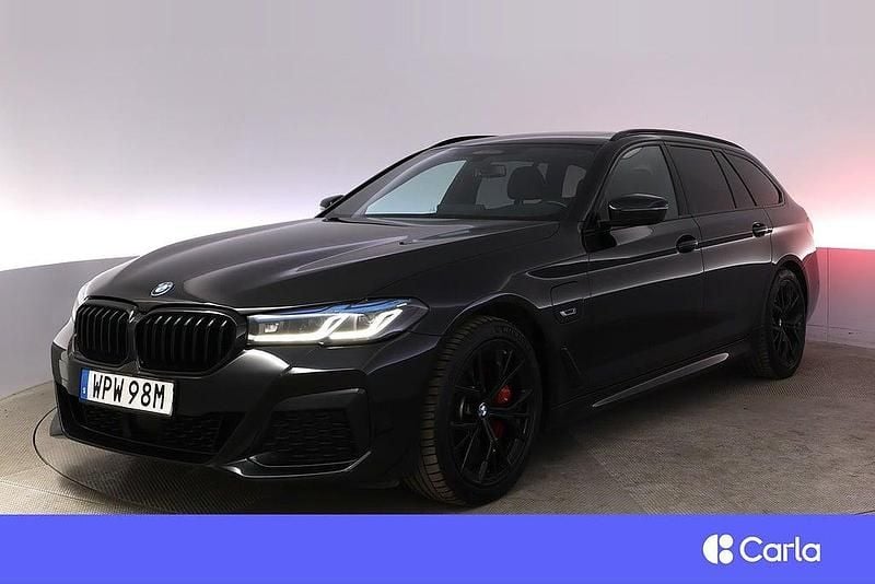 Svart Begagnad 2022 BMW 530e M Sport Kombi | 431 900 kr (Lite dyr) - Bild 1/4