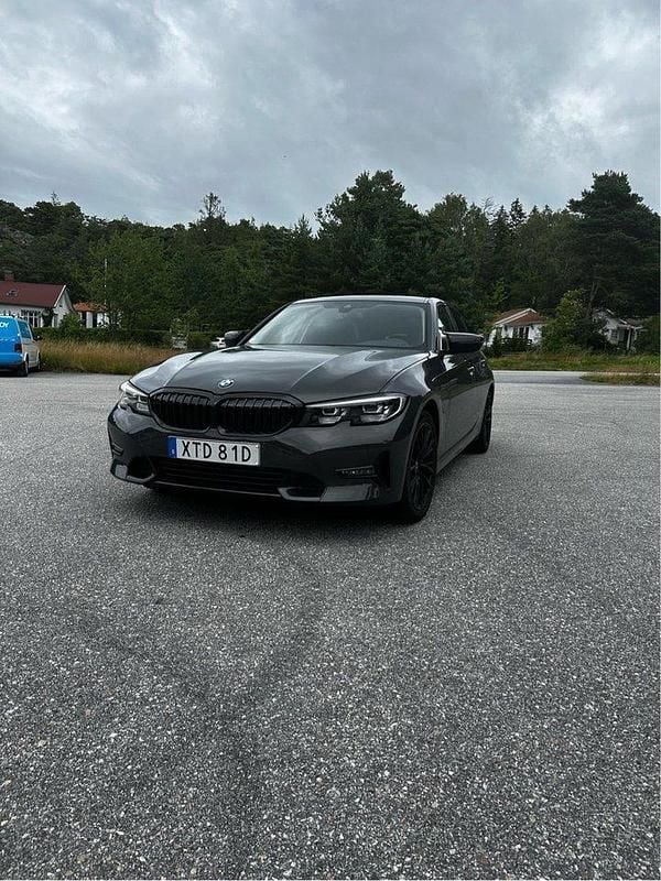 Grå Begagnad 2020 BMW 330e Sport Line Sedan | 285 000 kr (Marknadspris) - Bild 1/4