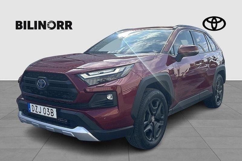 Röd Begagnad 2024 Toyota RAV4 Hybrid SUV | 449 900 kr (Marknadspris) - Bild 1/3