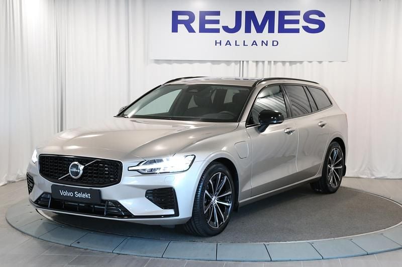 Ljusgrå Begagnad 2025 Volvo V60 Plus Kombi | 469 500 kr (Marknadspris) - Bild 1/4