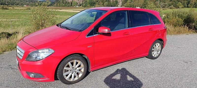 Röd Begagnad 2012 Mercedes B180 Minibuss | 53 000 kr (Bra pris) - Bild 1/4