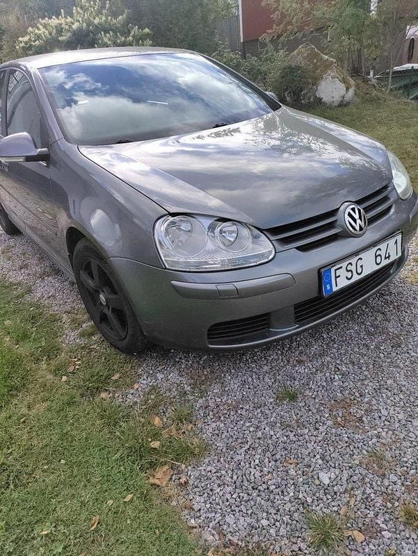 Grå Begagnad 2007 VW Golf V Trendline Halvkombi | 37 000 kr (Marknadspris) - Bild 1/4