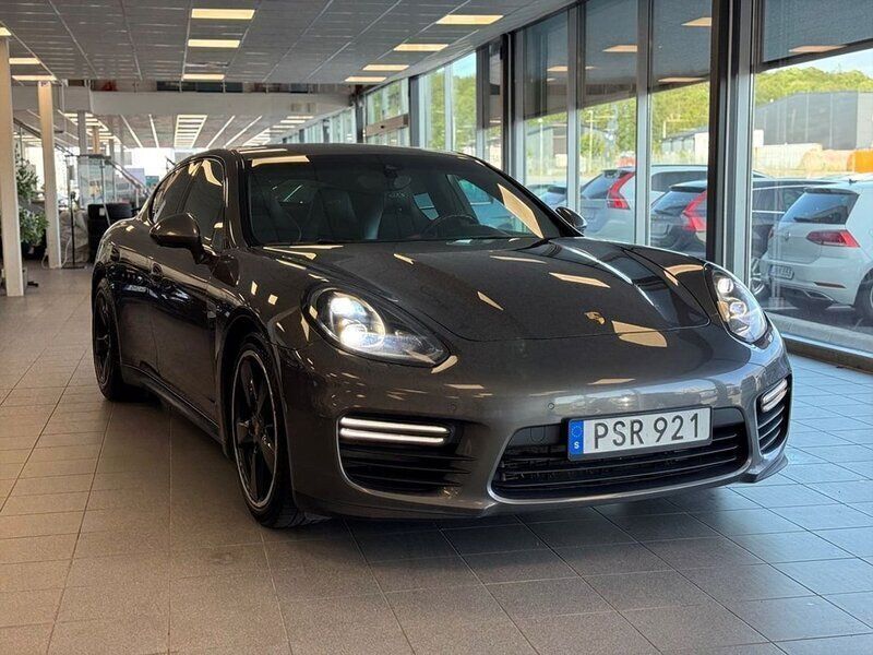 Mörkgrå (grå) Begagnad 2015 Porsche Panamera GTS Chrono Sedan | 349 900 kr - Bild 1/3