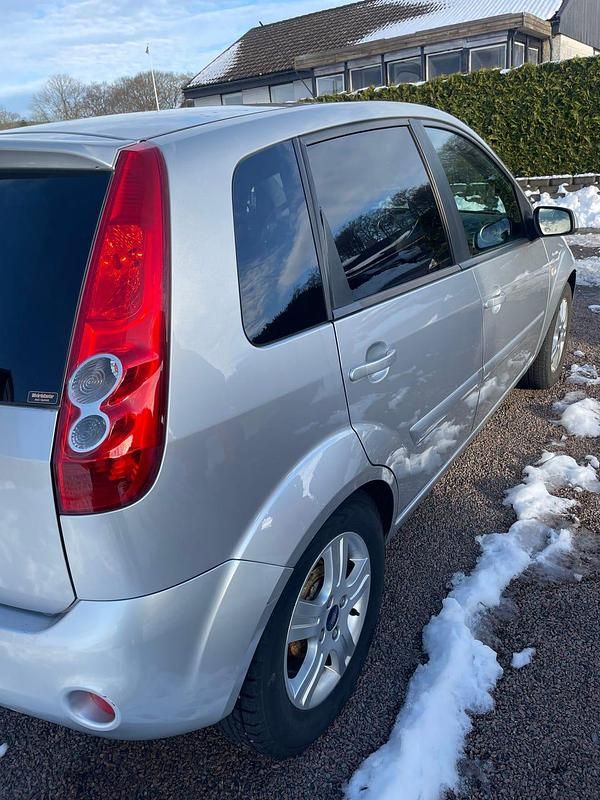Begagnad 2008 Ford Fiesta Halvkombi | 24 000 kr (Marknadspris) - Bild 1/3