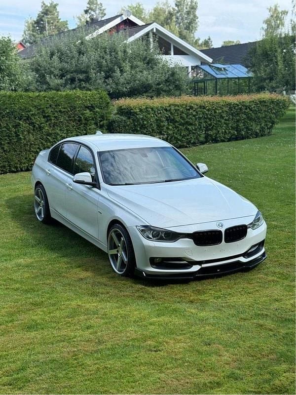 Vit Begagnad 2013 BMW 320 Sport Line Sedan | 138 000 kr (Marknadspris) - Bild 1/4
