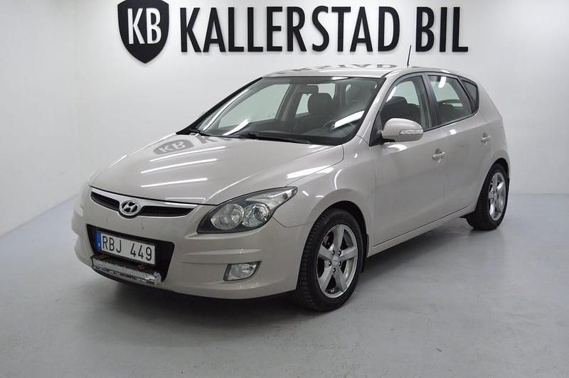 Ljusbrun Begagnad 2009 Hyundai i30 Halvkombi | 29 900 kr (Marknadspris) - Bild 1/4
