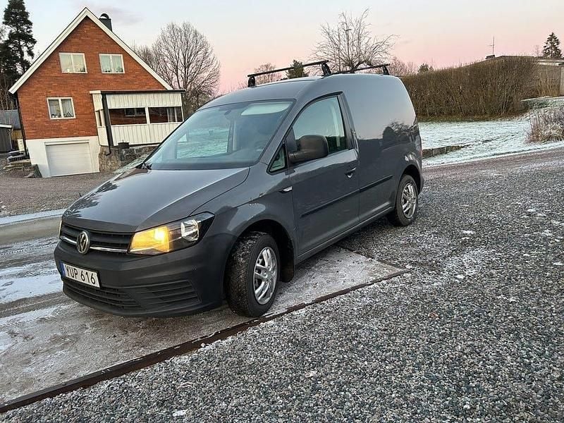 Mörkgrå Begagnad 2018 VW Caddy Minibuss | 129 000 kr (Marknadspris) - Bild 1/4