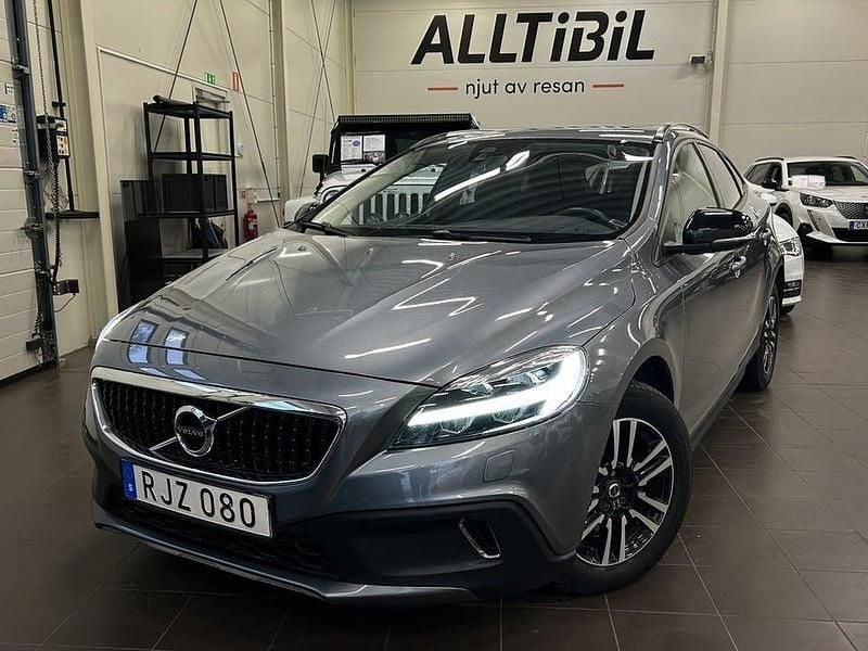 Grå Begagnad 2017 Volvo V40 CC Momentum Kombi | 159 800 kr (Marknadspris) - Bild 1/3