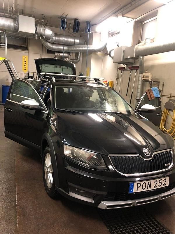 Begagnad Skoda Octavia Scout 180 HK (132 kW) 2016 Kombi