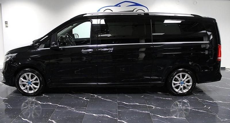 Svart Begagnad 2021 Mercedes V250 Avantgarde Minibuss | 458 900 kr (Superpris) - Bild 1/4