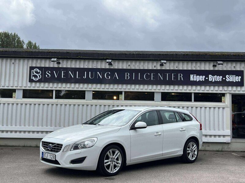 Vit Begagnad 2013 Volvo V60 Summum Kombi | 117 900 kr (Marknadspris) - Bild 1/4