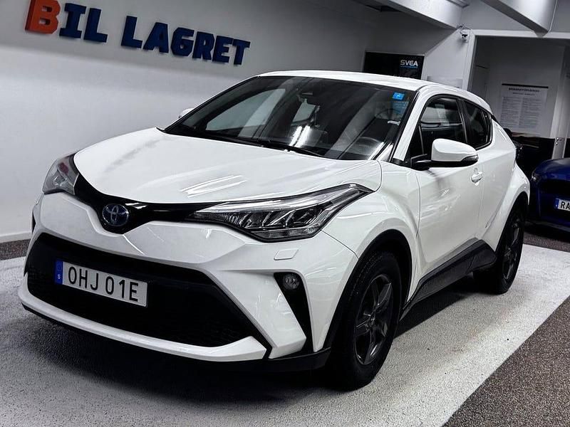 Vit Begagnad 2022 Toyota C-HR Active SUV | 279 900 kr (Marknadspris) - Bild 1/4