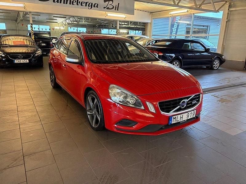 Röd Begagnad 2011 Volvo V60 R-Design Kombi | 99 900 kr (Dyr) - Bild 1/4