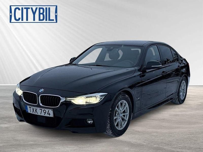 Safirsvart metallic Begagnad 2018 BMW 330 M Sport Sedan | 239 900 kr (Bra pris) - Bild 1/4