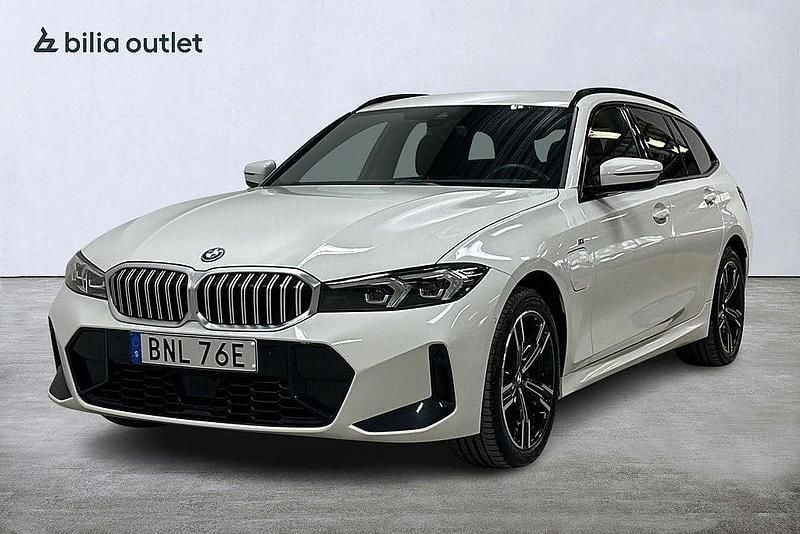 Vit Begagnad 2024 BMW 330e M Sport Kombi | 489 900 kr (Marknadspris) - Bild 1/3