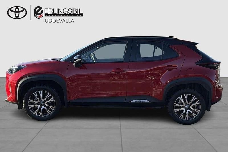 Begagnad Toyota Yaris Hybrid Style 132 HK (97 kW) 2024 Röd