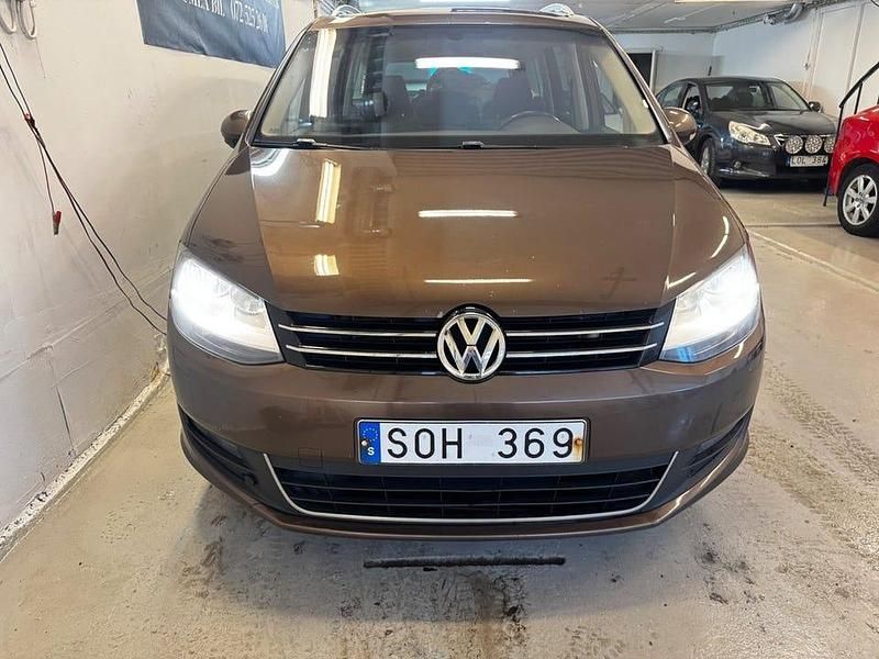 Begagnad VW Sharan 140 HK (102 kW) 2011 Brun Minibuss