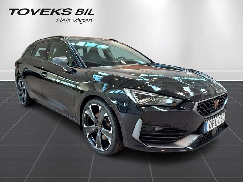 Svart (midnight black metallic) Begagnad 2024 Cupra Leon VZ Kombi | 354 900 kr (Marknadspris) - Bild 1/4
