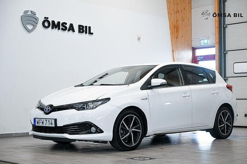 Vit Begagnad 2017 Toyota Auris Hybrid Comfort Halvkombi | 164 800 kr (Marknadspris) - Bild 1/4