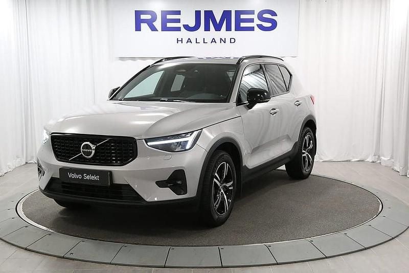 Silver Begagnad 2023 Volvo XC40 Plus SUV | 389 500 kr (Marknadspris) - Bild 1/4