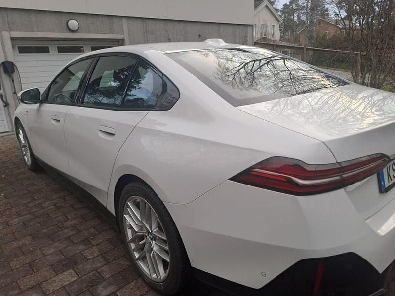 Alphine white Begagnad 2024 BMW 530 M Sport Sedan | 589 000 kr - Bild 1/4