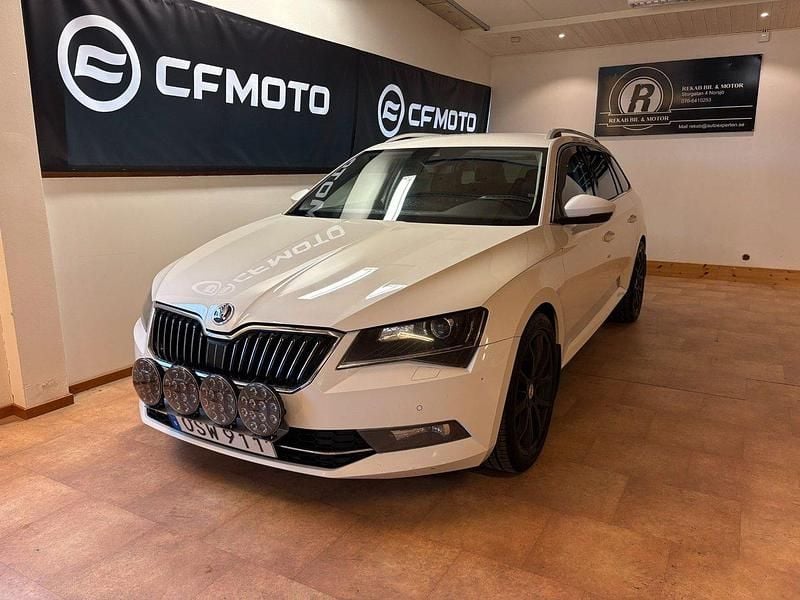 Vit Begagnad 2016 Skoda Superb Kombi | 144 900 kr (Bra pris) - Bild 1/4